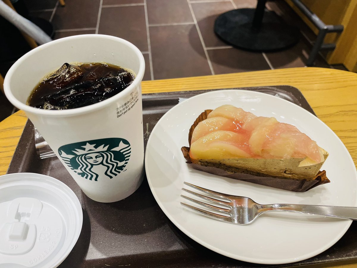 mfkotani's tweet photo. 息子「お母さん、今日からファンデーションがいる！少し色付きリップも。」と言う化粧水と乳液🧴も用意しといてと。ホストは顔も命か…。夕方5時半に家を出て繁華街へ。お店が終わるのが夜中の1時。それから家に帰ってくるのは3時〜4時に帰って来たら良い方。昼夜逆転してるから朝起きれ��いのだ。 https://t.co/leYofh4ysI