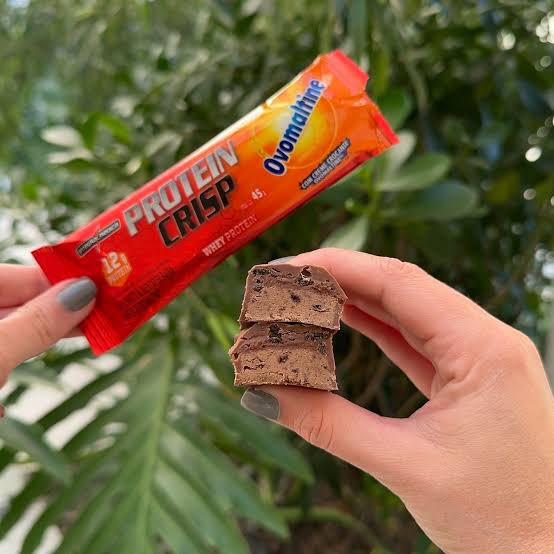 nalucafezin's tweet photo. especificamente as barrinhas de proteína: brownie com doce de leite, duo crunch e ovomaltine https://t.co/E0HvboyswT