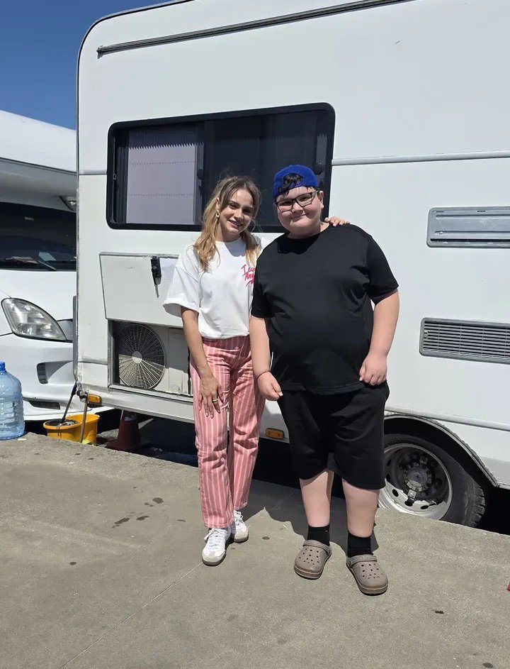 SiteMirayES's tweet photo. 📸| @|salihceylan07.7 • IG Post
#MirayDaner con fans en el set de #Alikara https://t.co/BSWbwMaYRB