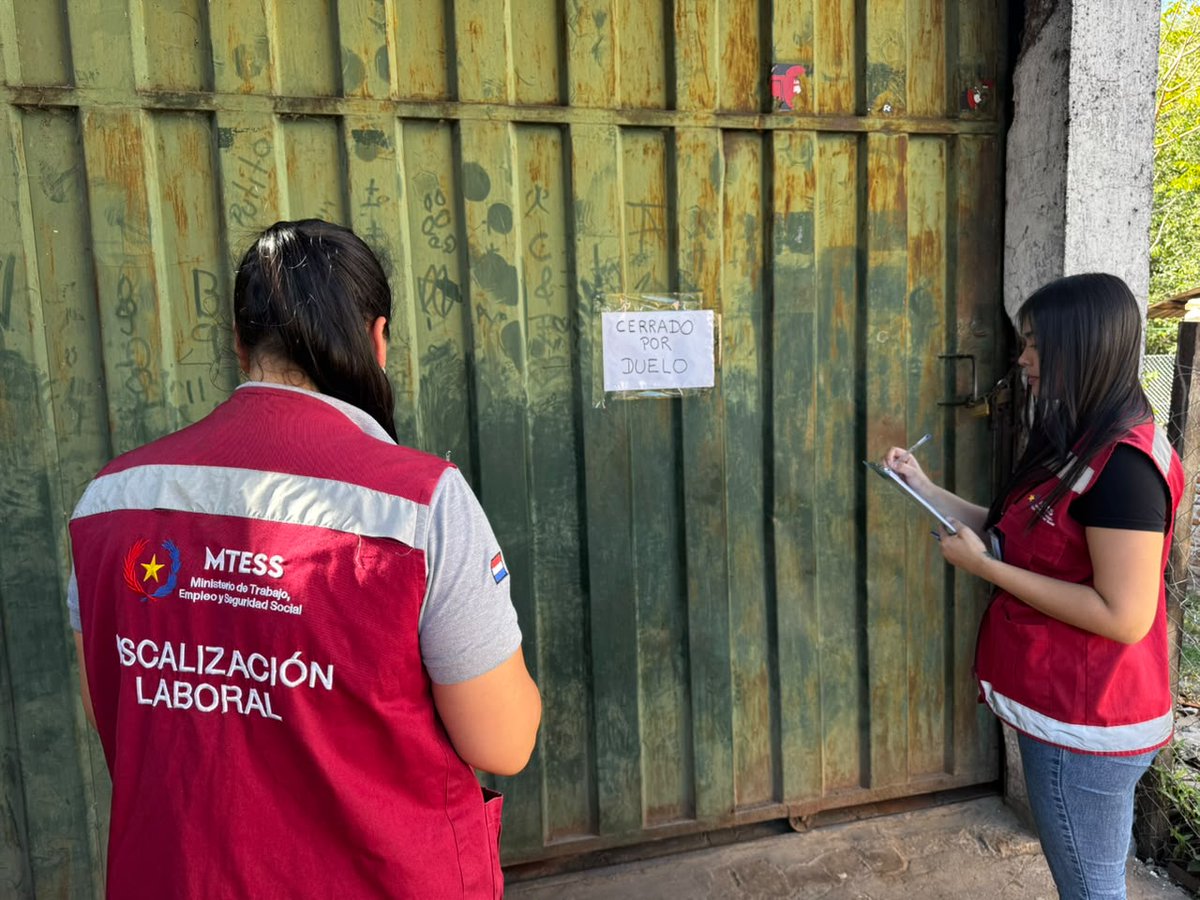 MTESS_PY's tweet photo. #AccidenteLaboral| Ministerio de Trabajo investiga accidente laboral en panadería de Benjamín Aceval

Fiscalizadores del Ministerio de Trabajo, acompañados por técnicos de la Dirección de Salud y Seguridad Ocupacional, se constituyeron este viernes en una panadería ubicada en la ciudad de Benjamín Aceval, Presidente Hayes, donde se registró un accidente laboral con derivación fatal.

El procedimiento tiene como objetivo investigar las circunstancias del hecho y verificar las condiciones laborales y de seguridad en las que se desempeñaban los trabajadores del establecimiento. Debido a que el local permanecía cerrado por duelo, los equipos técnicos volverán a constituirse para dar continuidad al procedimiento inspectivo y cumplir con las diligencias correspondientes.

De acuerdo con las verificaciones preliminares, el trabajador fallecido no figuraba como cotizante del @IPSParaguay .