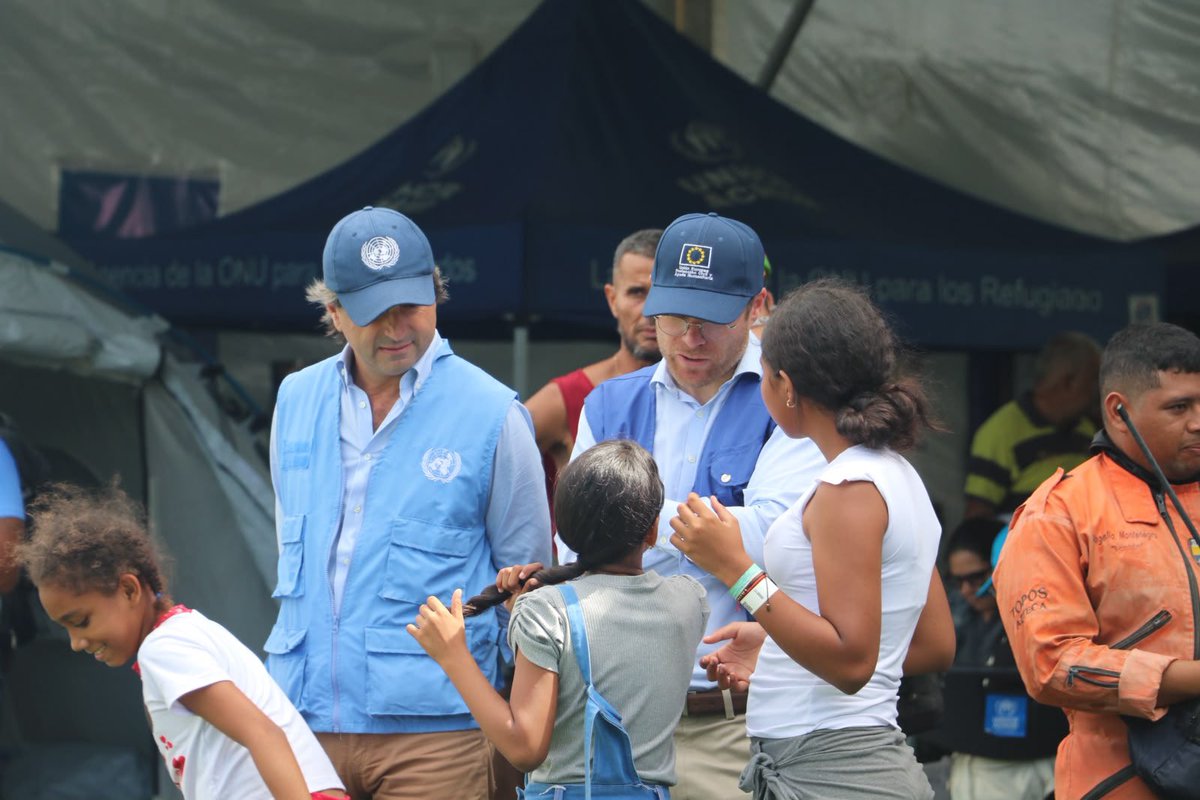 Rampolla_UN's tweet photo. Junto con la Comisaria Europea de Igualdad, Preparación y Gestión de Crisis, Hadja Lahbib, visitamos el campamento transitorio ubicado en el Polideportivo José María Vargas, en La Guaira, gestionado por las autoridades nacionales con el apoyo de @onuvenezuela y sus socios humanitarios.

Allí pudimos conocer de primera mano cómo la respuesta humanitaria está brindando alojamiento temporal, servicios básicos, atención médica, asistencia alimentaria y servicios de protección a las personas afectadas por los terremotos.

Durante la visita también intercambiamos sobre los avances y desafíos de la recuperación temprana, una etapa fundamental para restablecer los servicios esenciales, recuperar los medios de vida y sentar las bases de una recuperación sostenible para las comunidades afectadas.

La presencia de la Comisaria Europea nos permitió no solo mostrar el trabajo conjunto que se está realizando sobre el terreno, sino también escuchar directamente a las familias que, pese a las enormes dificultades, continúan demostrando una extraordinaria fortaleza y resiliencia.

Agradecemos profundamente a la Unión Europea y a @eu_echo por su compromiso y apoyo solidario a la respuesta humanitaria en Venezuela. Su respaldo contribuye de manera decisiva a que la asistencia llegue a quienes más la necesitan y ofrece esperanza a las comunidades afectadas.

Seguimos trabajando, unidos, para apoyar a quienes más lo necesitan.