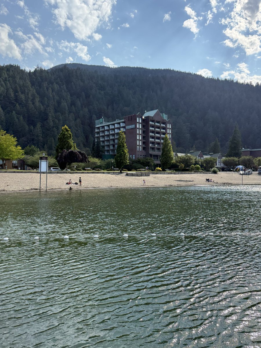 JasonJamieChan's tweet photo. Spent the day at Harrison Hot Springs and it didn’t disappoint! Beautiful mountain views, a relaxing lakeside beach, and a fantastic playground for the kids. A perfect summer day just a couple of hours from Vancouver. ☀️🏖️⛰️

#HarrisonHotSprings #BritishColumbia #ExploreBC #FamilyTravel #TravelBC