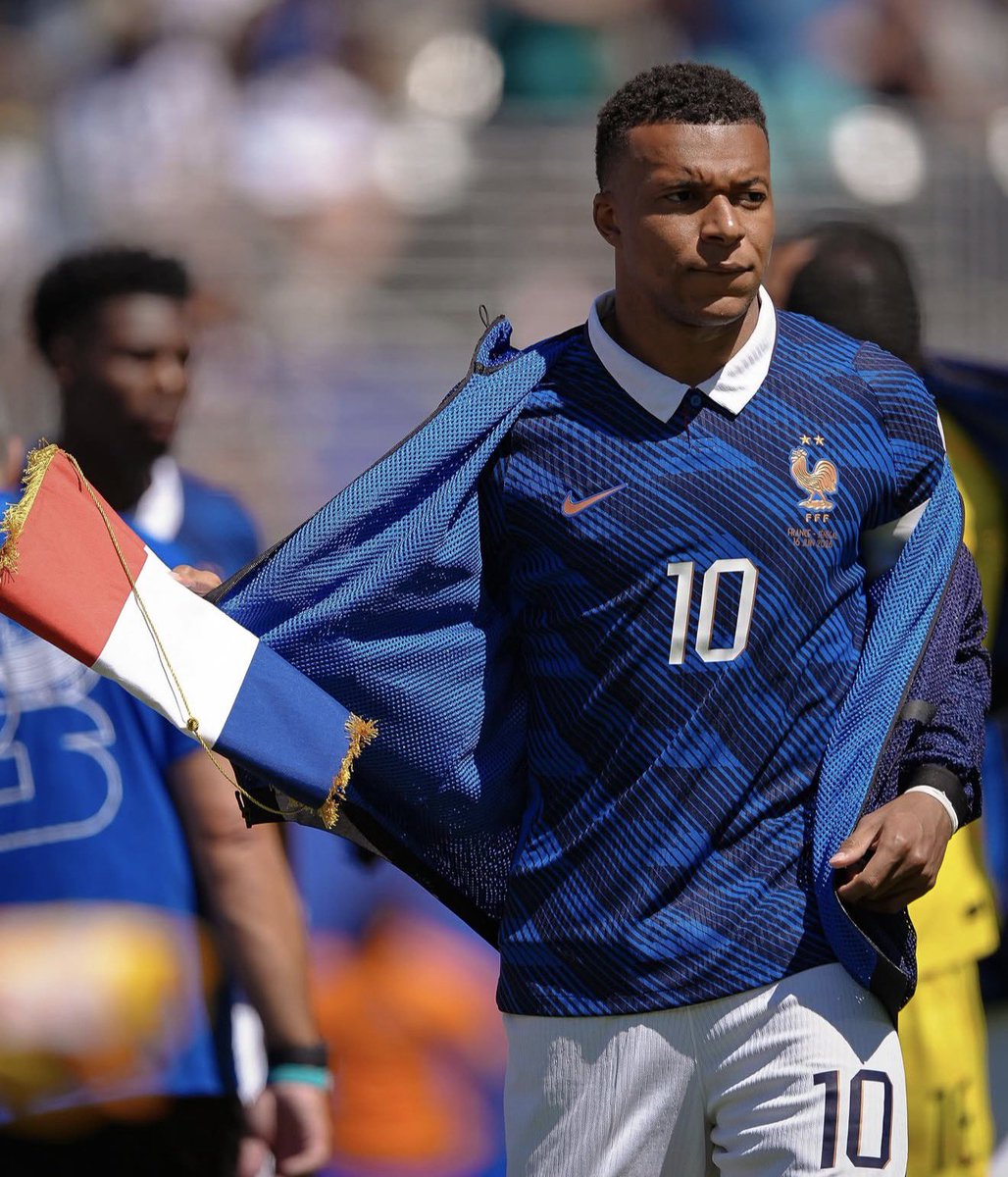 SeydinaOfficial's tweet photo. Pour le bien du football, Kylian Mbappé doit finir meilleur buteur de cette coupe du monde et de l’histoire de la compétition 

Le nain ne doit pas rester sur le trône. https://t.co/wrtKN2ltvo
