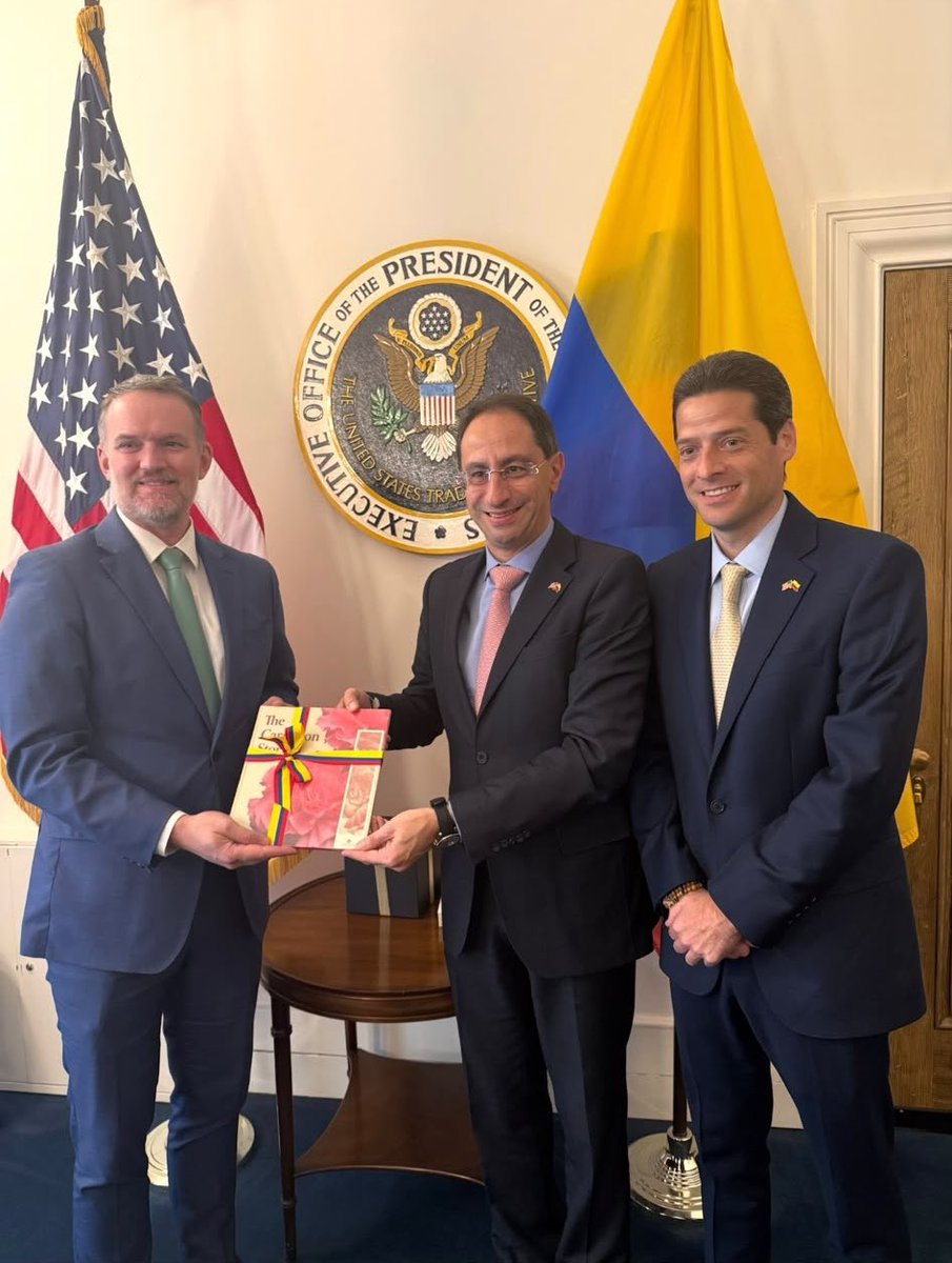 JuanCMerlano's tweet photo. Uno de los hechos más destacables de la visita de esta semana fue este gesto diplomático: a todos los secretarios y congresistas con los que se reunieron les regalaron estos libros sobre nuestras flores colombianas, entre ellos Jamieson Greer quien es el @USTradeRep, quien encabeza las decisiones en materia arancelaria del gobierno Trump.

El 80% de nuestras flores son exportadas a EEUU, y actualmente enfrentan un arancel del 10% por cuenta de las tarifas globales impuestas por Trump al inicio de su mandato. Hay productos colombianos que están exentos de aranceles (petróleo, café), la apuesta es para que las flores también estén exentas.

Los libros fueron iniciativa de @asocolflores @LauraValdivieso.
