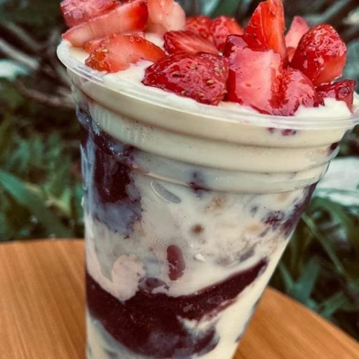 nalucafezin's tweet photo. açaí bem de gordice mesmo 
(sempre colocava leite em pó, creme ninho, granola, ovomaltine e morango) https://t.co/sNTtK7L0Go