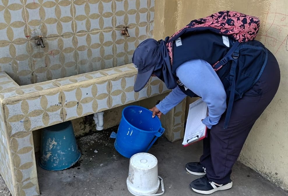 Salud_Guayas's tweet photo. #MSPEnTerritorio | Con el objetivo de evitar casos de enfermedades febriles causadas por la picadura del mosquito, personal de #ControlVectorial intervino en la unidad educativa #GallegosLara de #Sauces4, para eliminar todo tipo de criadero y abatizar reservorios de agua. https://t.co/9koDjbIrJq