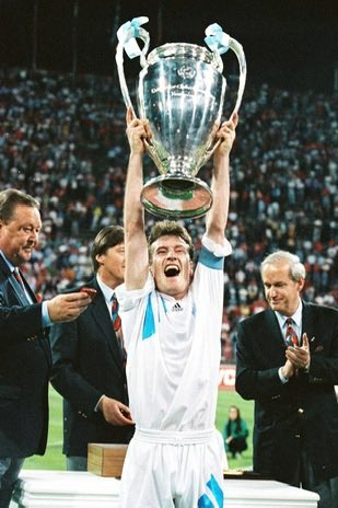 BCerulli's tweet photo. Légende. Quoi qu’en disent tous les pisse-froid de dernière minute. Deschamps aura plus apporté au foot français en 25 ans que sur les 60 années d’avant. Il a récupéré une équipe de France post-Knysna dans les abysses et en a fait une superpuissance du foot. 1/6 https://t.co/YxqUZkXDVk