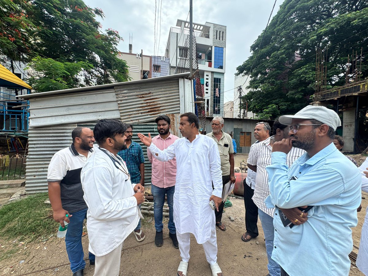 ZafarCorporator's tweet photo. On the Instructions of @aimim_national #President @asadowaisi sb & @Md_MajidHussain sb,
I along with GHMC AE inspected progress work of Zaker Hussain Community Hall to #Reconstruct the #Multipurpose #Community #Hall at Aghapura
Agency: DeshmukhConstruction
Est cost: 5.90 crores https://t.co/MxywMA2Sjl