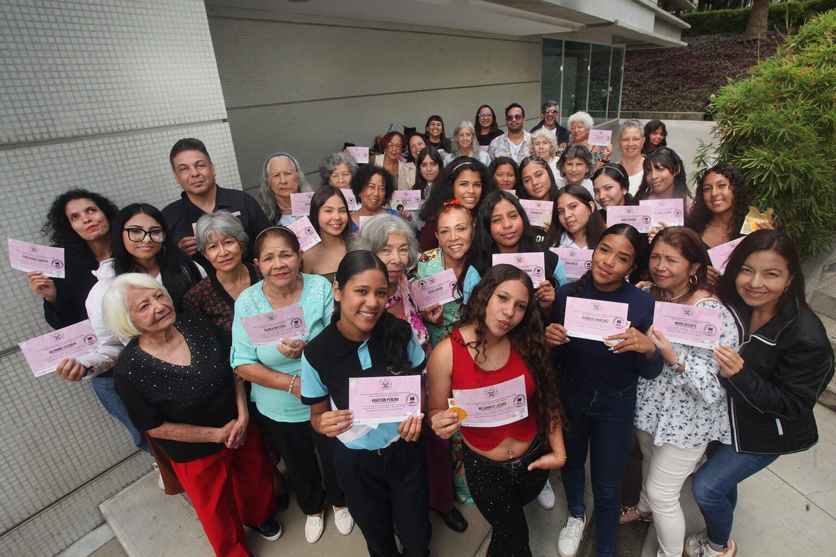 CulturaUCAB's tweet photo. «Ellas en el arte»: 40 mujeres participaron en programa de expresión promovido por Cultura UCAB 📎 https://t.co/KhOIqMxFN4

Conoce la iniciativa que unió en talleres de creatividad y autoconocimiento a adolescentes y adultas mayores de Caracas, La Guaira y Miranda 🧵🪡 https://t.co/t8DfyCIood