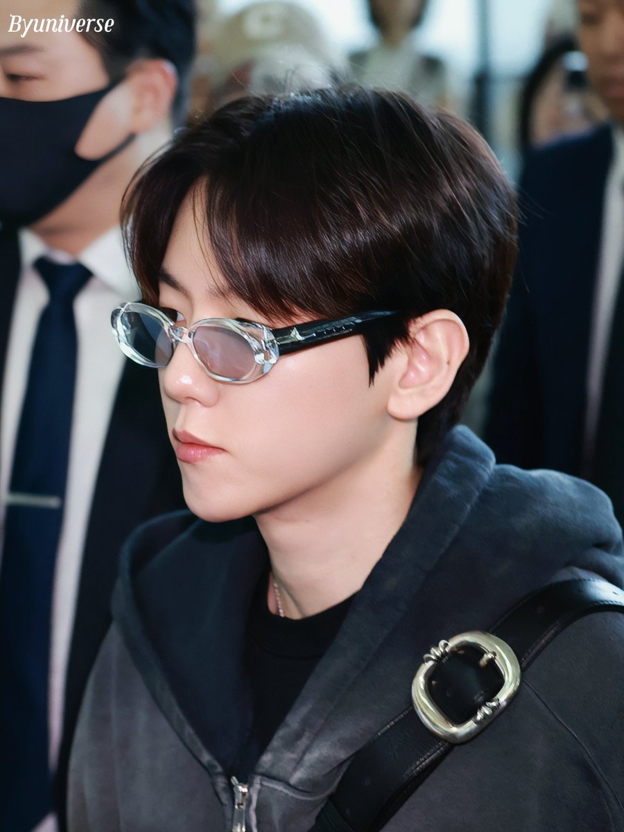 hourly baekhyun 🤍 tweet media