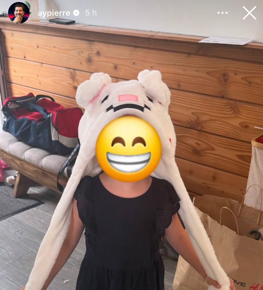 solarkarii's tweet photo. These new photos of all the qsmp ccs getting their new cucurucho merch and their families posing with them is so CUTEEE ❤️❤️❤️❤️ https://t.co/rzWkv9oq4G
