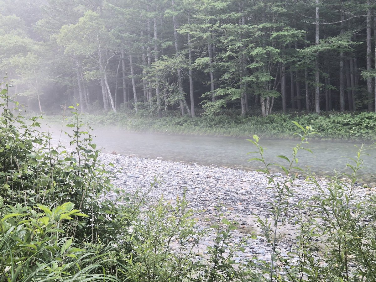 nishi2206's tweet photo. お早うございます！　薄曇りです。気温は18℃。今日は午後ににわか雨があるかも知れません。日中は24℃程度になりそうです。梓川の川霧がきれいです。 https://t.co/0IZFGsc3V7