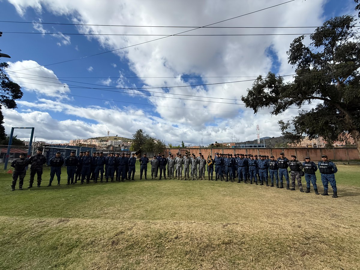 INPEC_Colombia's tweet photo. ✅Cuando el conocimiento se comparte, la seguridad se fortalece.
🐶El XIII Curso Técnico Laboral por Competencias en Guía Canino del #INPEC reunió a la Fuerza Aeroespacial Colombiana y a estudiantes de México en un espacio de intercambio técnico en 📍#LaPicota
#EstamosAvanzando https://t.co/eglr0VnOs0