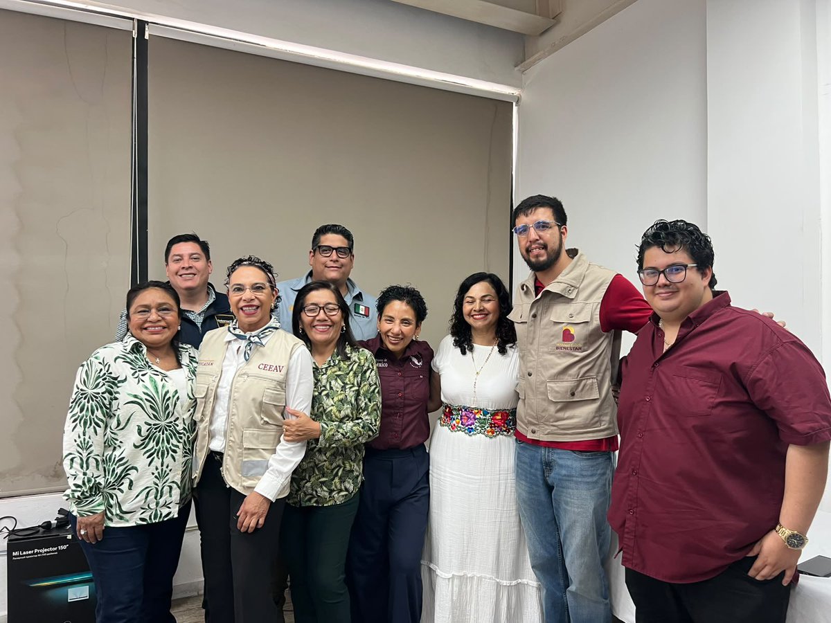 Bety_Olivares's tweet photo. Ayer visitamos a l@s jovenes de los municipios de Mérida y Kanasín del bello estado de #Yucatan; les presentamos el programa social Las y #LosJóvenesUnenAlBarrio y cometamos como comenzaremos los trabajos en sus comunidades.

Nos acompaño de la Secretaría de Gobernación Juan Manuel Aboytes Vilchis, Secretario Técnico Estatal de la Mesa de Paz y de la Secretaría del trabajo Gonzalo Aguilar, Director de Jóvenes Construyendo el Futuro.

#HumanismoMexicano
#PrimeroLosPobres 🇲🇽❤️