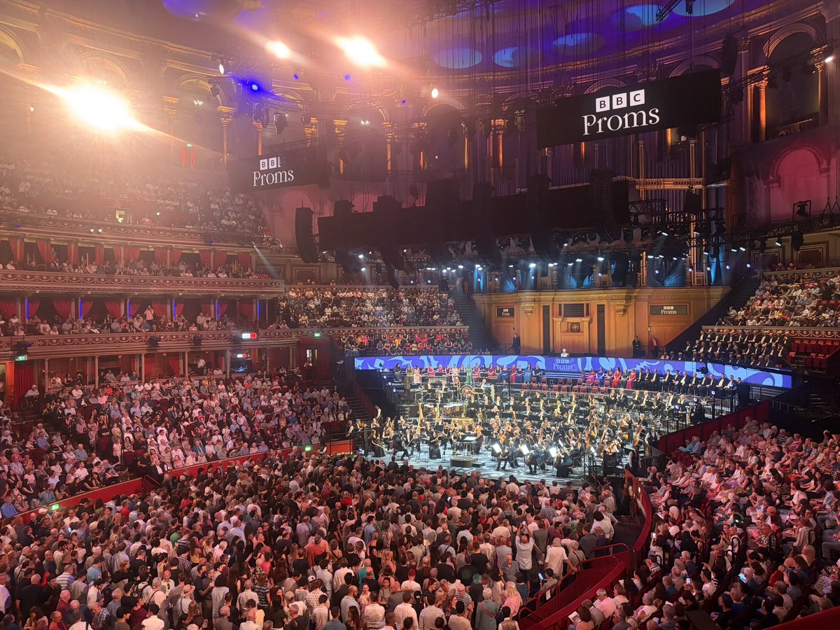 bernarddonoghue's tweet photo. A huge pleasure to be at the First Night of the Proms @bbcproms @RoyalAlbertHall this evening. Superb programme beginning with Copland and Gershwin in #USA250 and culminating in a surprise rendition of @oasis #Wonderwall. We are in the age of #Burnham. And great to be with #DCMS minister @fionatwycross