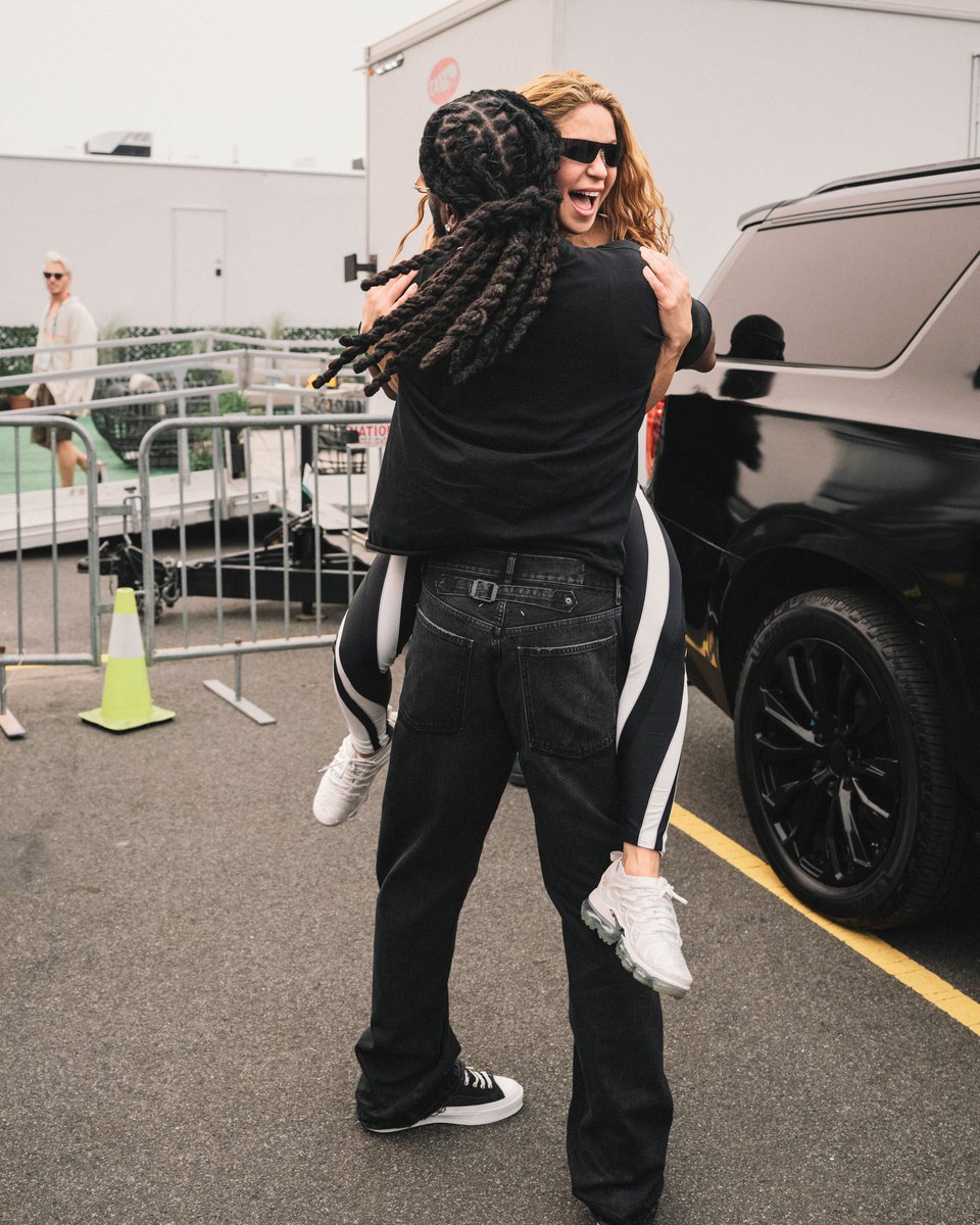 it_Rutie's tweet photo. Burna Boy and Shakira. Two global stars, one wholesome moment. 🥹❤️ https://t.co/tKgr9z5mqE