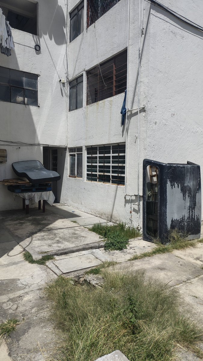 Daniel_orba's tweet photo. En la U.H Sn Miguel Mayorazgo, un vecino tiene todos estos tiliches, generando plagas y mal olor, solicitamos de su apoyo e intervención @nmaspuebla @GilbertoBrenis @MariLoliPellon @Pueblaayto
Edificio 12116 de la 1ra Sección. https://t.co/XJywNAdY2S