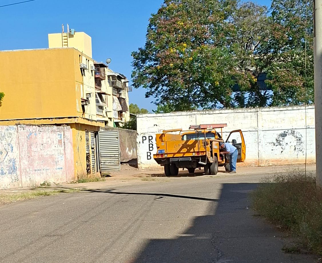 LDanieri's tweet photo. HILO DE 14 HORAS.

A las 12:15 am #Viernes explotó uno de los tres transformadores  que alimentan a los bloques 26, 27, 28 y 20 de la segunda etapa de Raul Leoni #Maracaibo #Zulia el calor es insoportable, sobre los 40° y quiénes padecen por la falla esperan solución. https://t.co/LvD2y9LePe