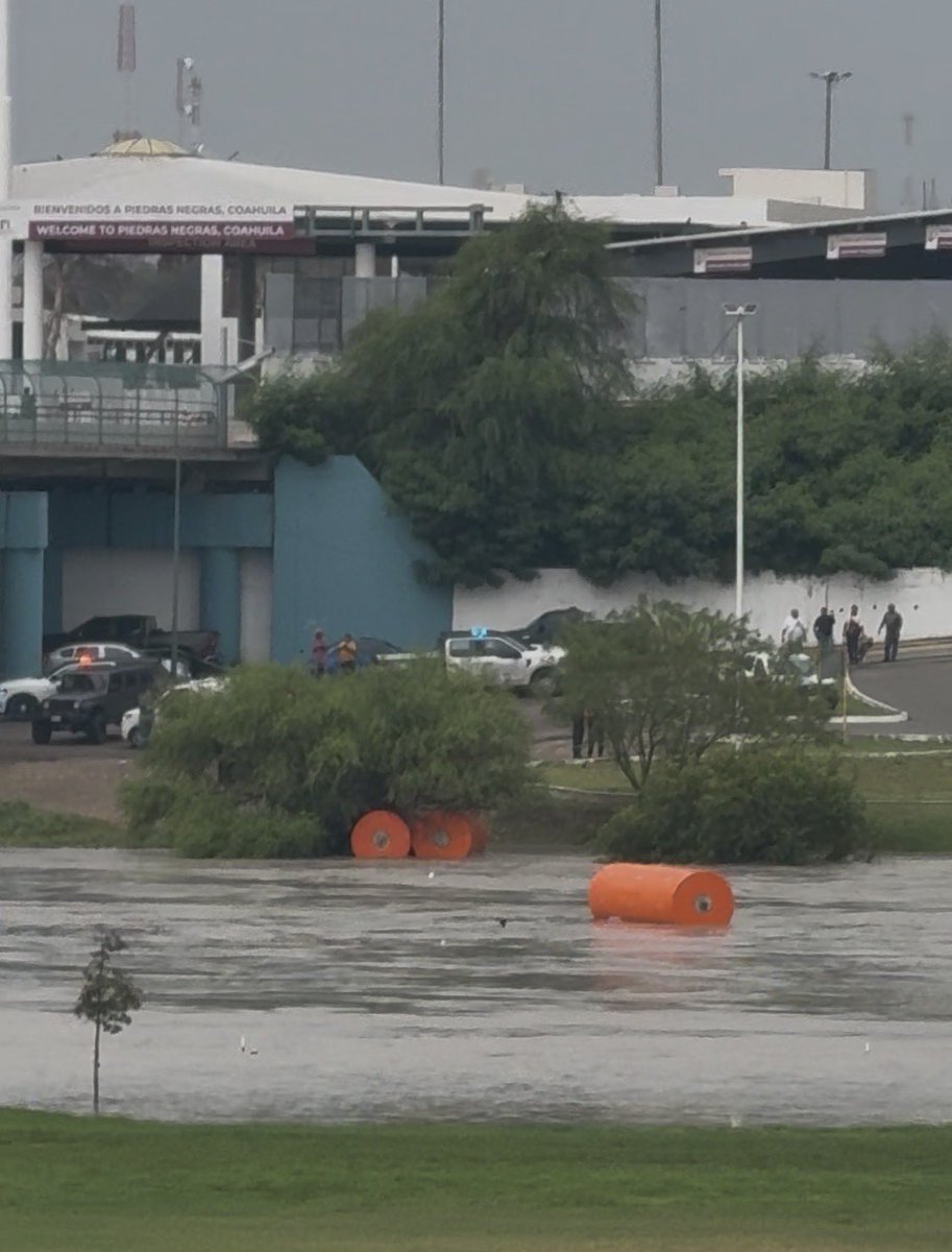 SergioChapa's tweet photo. 🌧️ Texas Hill Country Flooding: Rio Grande River border buoys got swept away in Eagle Pass, Texas where some of them ended up as debris on the Mexican side of the border

(📷: citizen journalist)

#TexasFloods #EaglePass #PiedrasNegras #borderlife #usmexicoborder https://t.co/2UrsFzYS3Y
