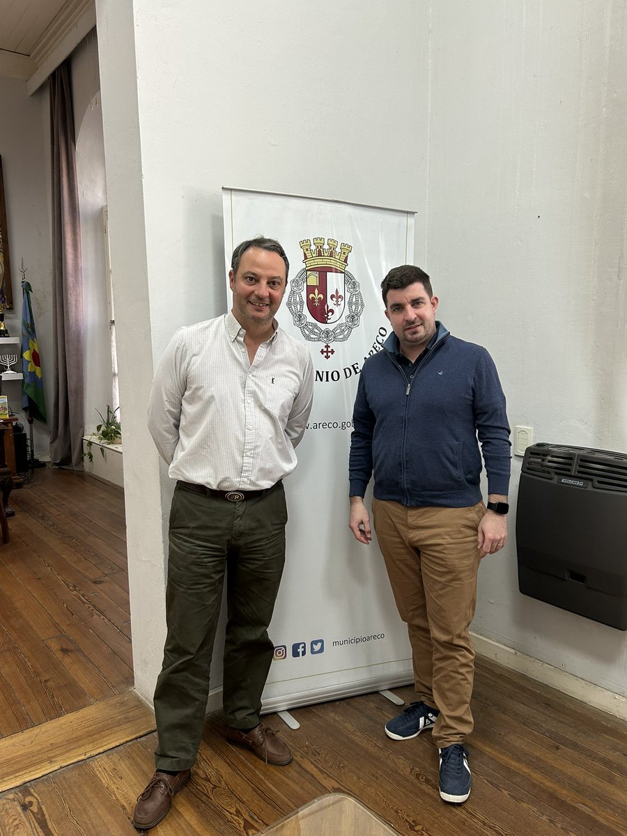 AndyGenna's tweet photo. Me reuní con @rattofranc el intendente de San Antonio de Areco y con @FAstorino la intendente de Capitán Sarmiento para continuar nutriendo nuestro plan de gobierno para Pilar.

Son dos municipios que han demostrado que con menos impuestos y menos burocracia se puede lograr que la ciudad progrese, realizar obras de verdad, fomentar el turismo y convertiese en un municipio ágil y moderno.
Son dos ejemplos que debemos replicar en Pilar.

Pilar necesita mejorar, tiene con qué y nosotros sabemos cómo hacerlo. ✅🦅