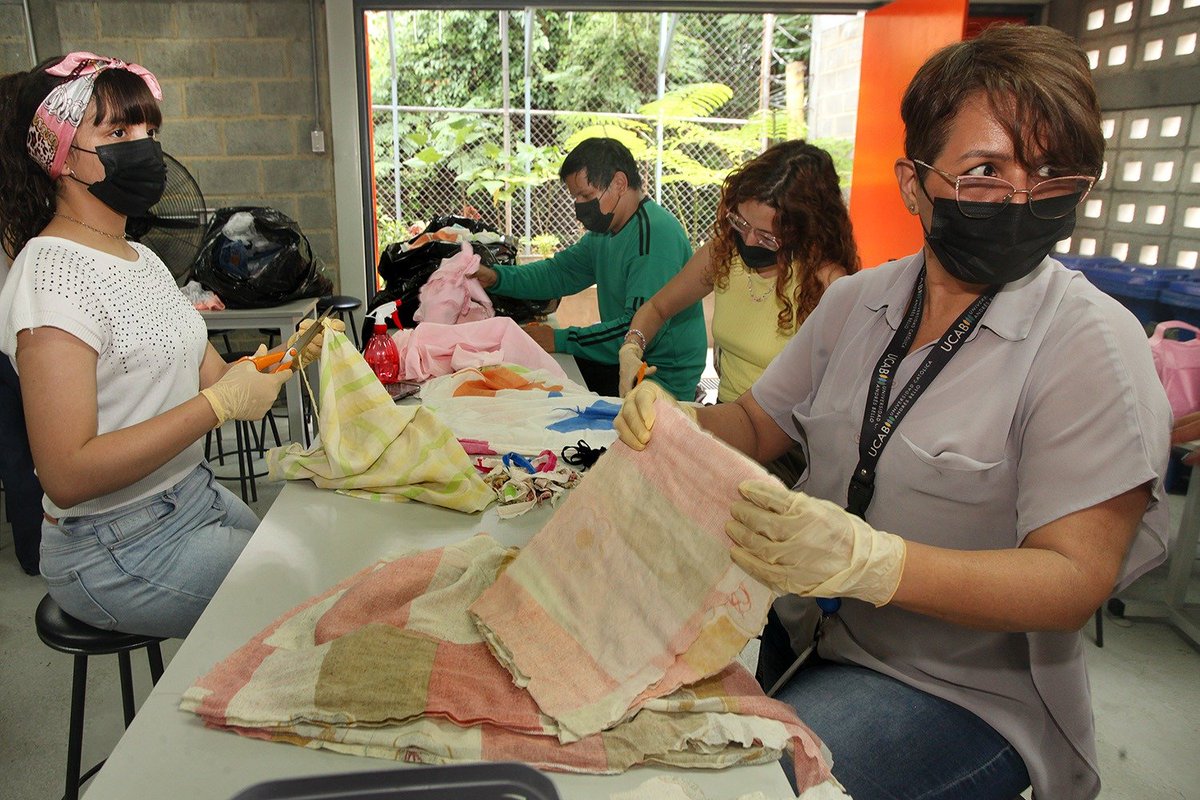 CulturaUCAB's tweet photo. Otra vía de la #UCAB para apoyar ante tragedia por terremotos♻️#Reciclaje textil

La Academia de #ModaUCAB habilitó un registro para quienes deseen incorporarse como voluntarios al operativo desarrollado con Taller Neo ➡️ https://t.co/bvdDJJEhRW https://t.co/T4DjfFn3ox