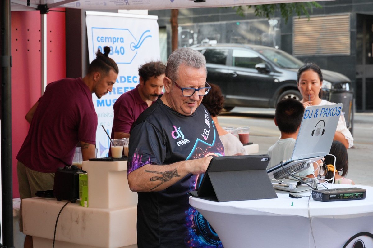 ViladecansTweet's tweet photo. 🎉Avui hem celebrat el 12è Aniversari del Mercat Municipal de la Constitució amb còctel, música en directe i ruleta amb premi! Gràcies a tothom qui ha vingut 🙌🏼 https://t.co/TwW4cLC328