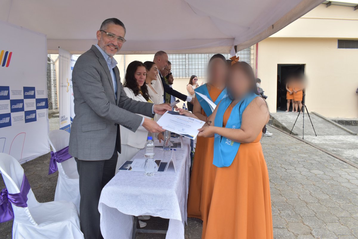 UEenEcuador's tweet photo. 🇪🇺🤝🇪🇨 En #Guayaquil, en el marco del Programa #SERPAZ, a través de su componente Seguridad Penitenciaria, implementado por la @fiap_es 🇪🇸 y el @iila_org 🇮🇹, con el cofinanciamiento de la Unión Europea y del Programa Ítalo-Ecuatoriano para el Fortalecimiento Institucional del Sistema de Seguridad y Justicia (ITAJUS), se realizó la clausura del Plan Piloto de la Unidad Productiva para la Reinserción Sociolaboral de Mujeres Privadas de Libertad.

🧵📚 La iniciativa fortaleció los procesos de reinserción sociolaboral mediante un modelo integral que combinó formación técnica, producción, desarrollo humano, acompañamiento psicosocial y asistencia para la gestión productiva. Como resultado, 26 mujeres culminaron su formación técnico-productiva en el área textil y recibieron su certificación.

🔄✨ Además, la experiencia permitió desarrollar un modelo de gestión y herramientas que contribuyen a su sostenibilidad y potencial réplica en otros centros penitenciarios del país 🇪🇨, demostrando el valor de la articulación entre el Estado ecuatoriano, la cooperación internacional y la sociedad civil.

#UniónEuropea #RehabilitaciónSocial #ReinserciónSociolaboral #Ecuador