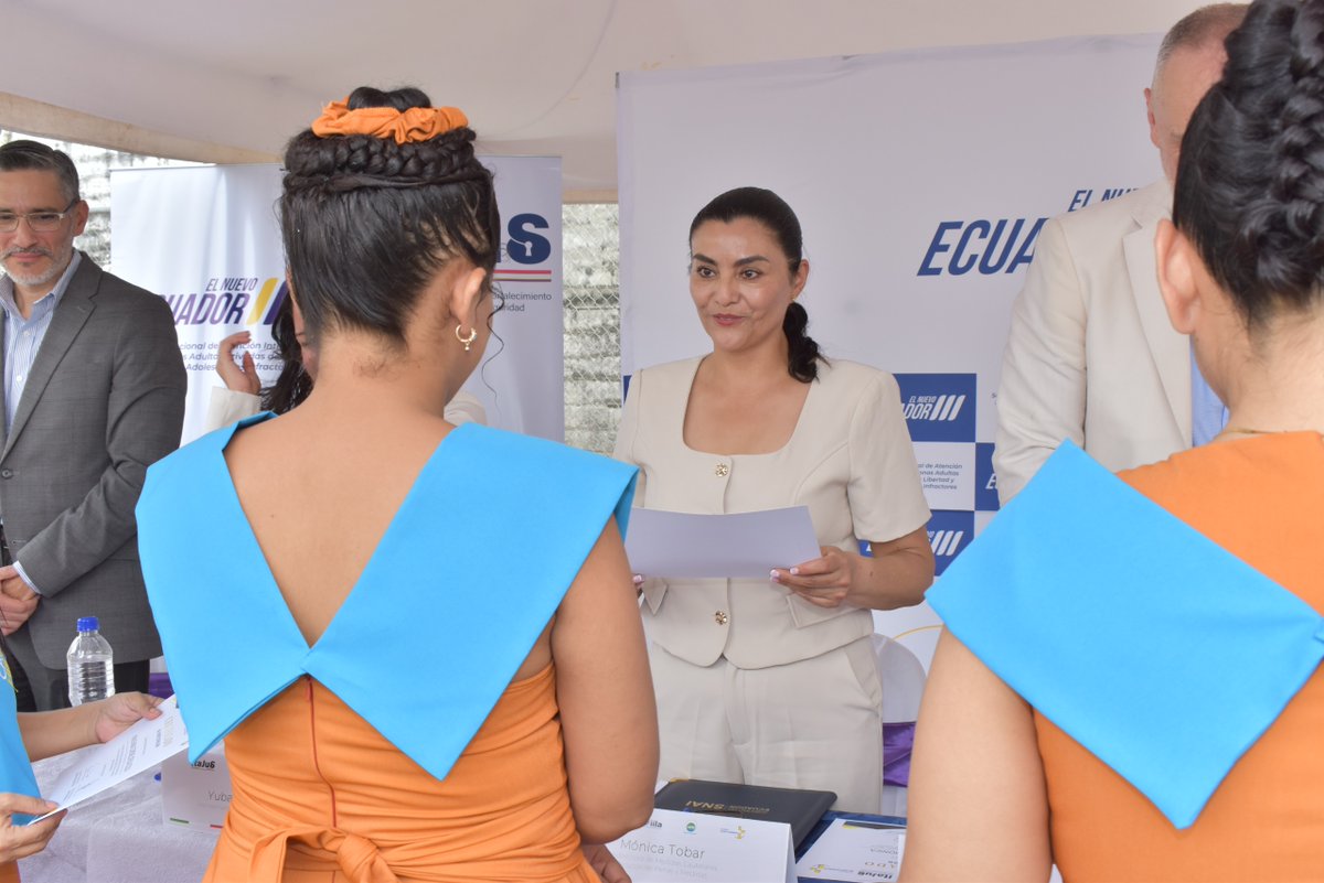 UEenEcuador's tweet photo. 🇪🇺🤝🇪🇨 En #Guayaquil, en el marco del Programa #SERPAZ, a través de su componente Seguridad Penitenciaria, implementado por la @fiap_es 🇪🇸 y el @iila_org 🇮🇹, con el cofinanciamiento de la Unión Europea y del Programa Ítalo-Ecuatoriano para el Fortalecimiento Institucional del Sistema de Seguridad y Justicia (ITAJUS), se realizó la clausura del Plan Piloto de la Unidad Productiva para la Reinserción Sociolaboral de Mujeres Privadas de Libertad.

🧵📚 La iniciativa fortaleció los procesos de reinserción sociolaboral mediante un modelo integral que combinó formación técnica, producción, desarrollo humano, acompañamiento psicosocial y asistencia para la gestión productiva. Como resultado, 26 mujeres culminaron su formación técnico-productiva en el área textil y recibieron su certificación.

🔄✨ Además, la experiencia permitió desarrollar un modelo de gestión y herramientas que contribuyen a su sostenibilidad y potencial réplica en otros centros penitenciarios del país 🇪🇨, demostrando el valor de la articulación entre el Estado ecuatoriano, la cooperación internacional y la sociedad civil.

#UniónEuropea #RehabilitaciónSocial #ReinserciónSociolaboral #Ecuador