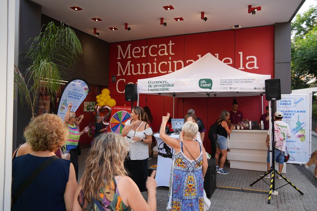 ViladecansTweet's tweet photo. 🎉Avui hem celebrat el 12è Aniversari del Mercat Municipal de la Constitució amb còctel, música en directe i ruleta amb premi! Gràcies a tothom qui ha vingut 🙌🏼 https://t.co/TwW4cLC328