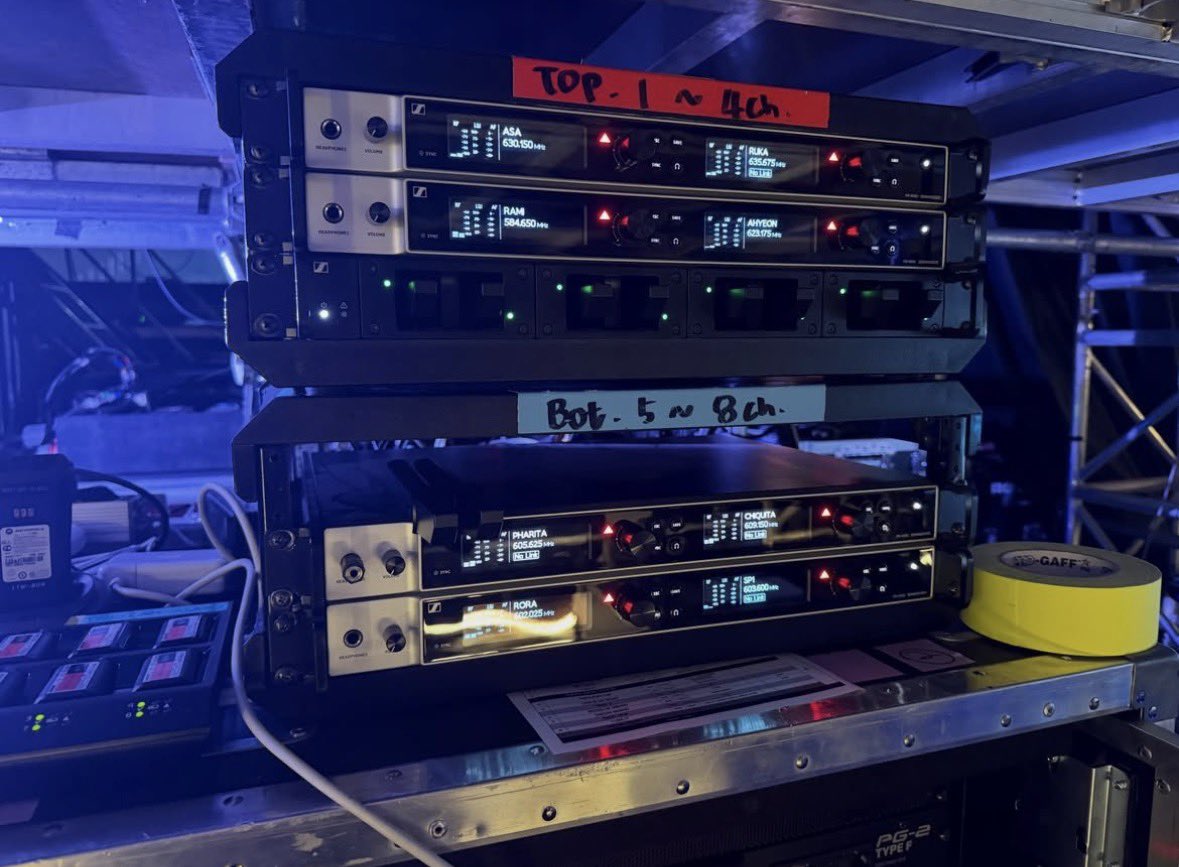 zhiitysm's tweet photo. De acordo com e-mails de produção vazados, a YG solicitou equipamentos para 7 membros para o concerto do BABYMONSTER na Malásia, incluindo sete microfones, sete monitores intra-auriculares e sete transmissores.

Um receptor de áudio nos bastidores rotulado como "RAMI" também foi+ https://t.co/lQf6EVQYbR