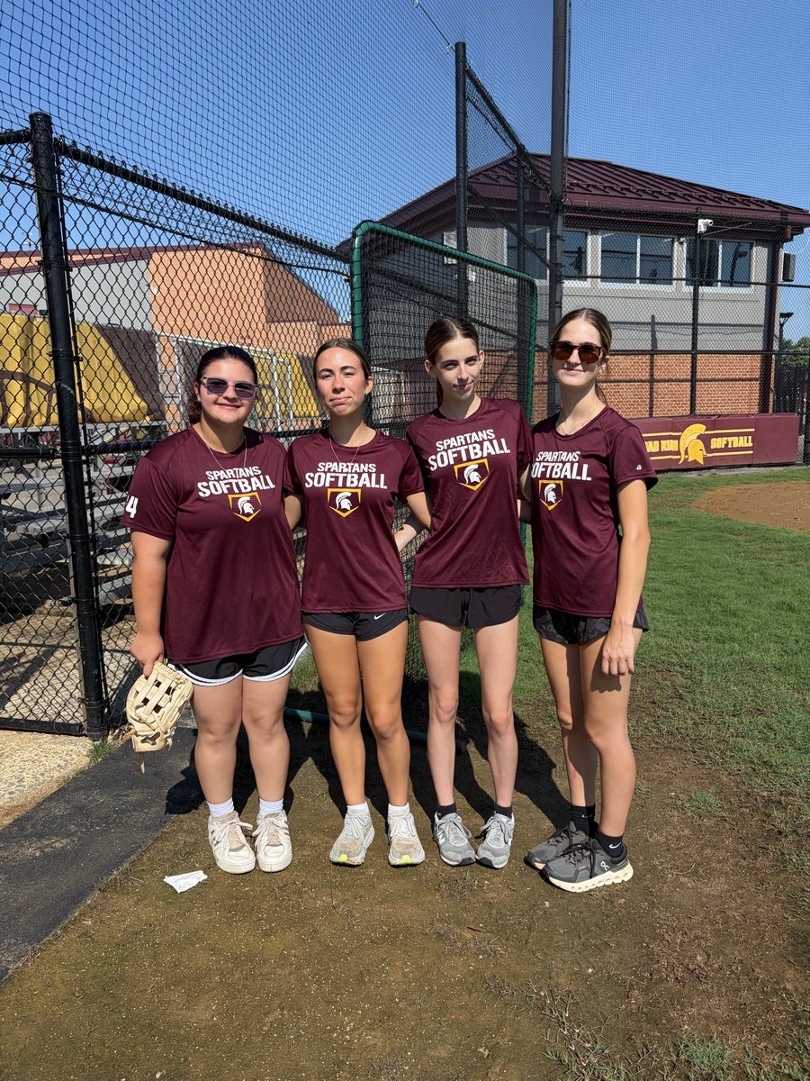 shelbyyoung45's tweet photo. This week I had the opportunity to work as an instructor at the Broad Run youth softball camp. I spent a lot of time working on basic hitting skills including bunting. I had a lot of fun and can't wait to do it again next year. 
@BRHSVSoftball 
@VAFuryPlat2029 
@JoeSlaght 
@FuryPlatinumVA