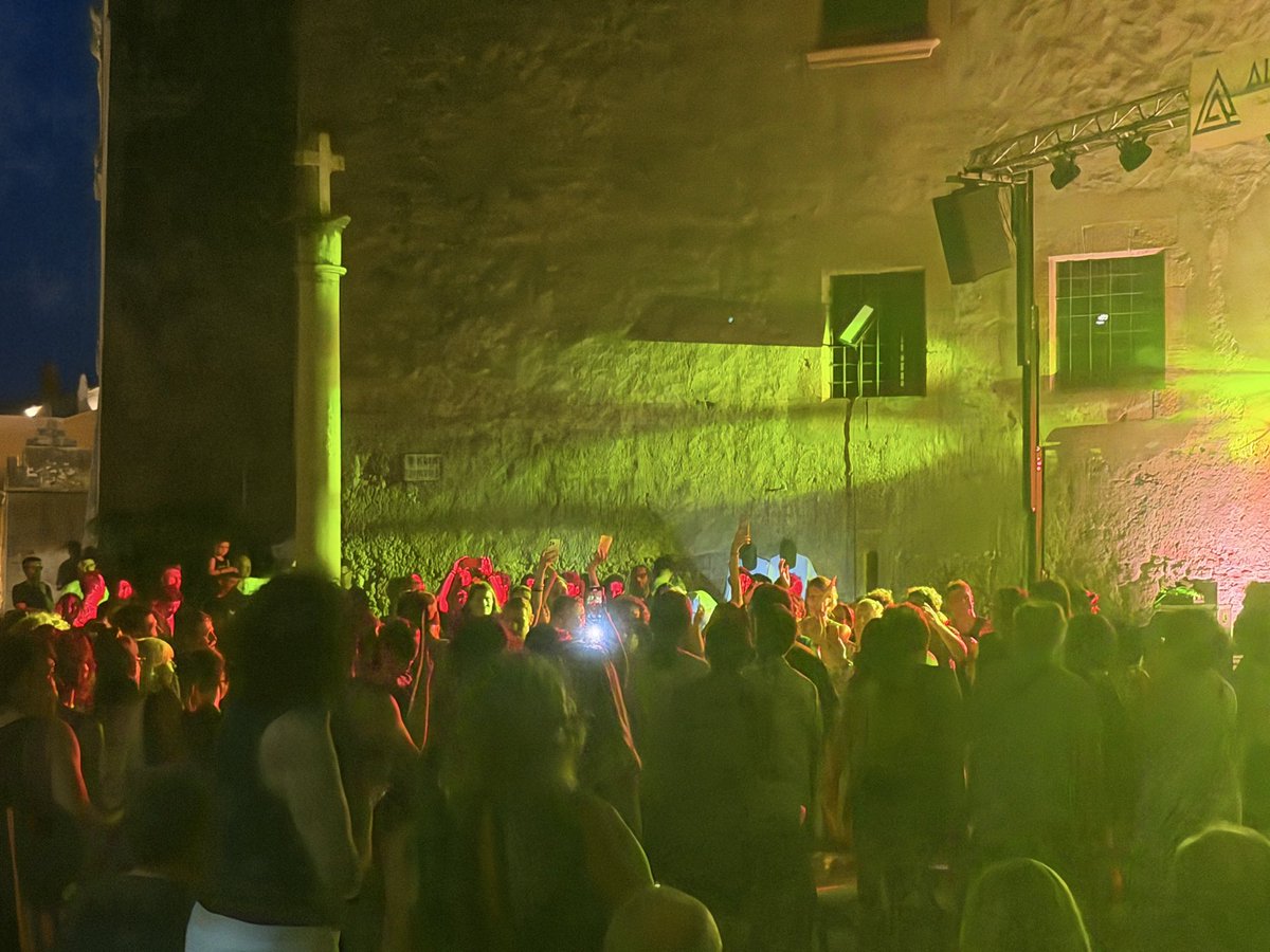 altacustic's tweet photo. 👑✨ A Paco Pecado ja el podem coronar oficialment com a Rei de la Festa‼️

🤝 Un concert en col·laboració amb la @Fimvilaseca_, amb l’objectiu d’impulsar el talent emergent del territori. Gràcies per fer-nos cantar, ballar i viure una nit inoblidable! 💥 #Altacústic2026 https://t.co/TFC5e5I8j0