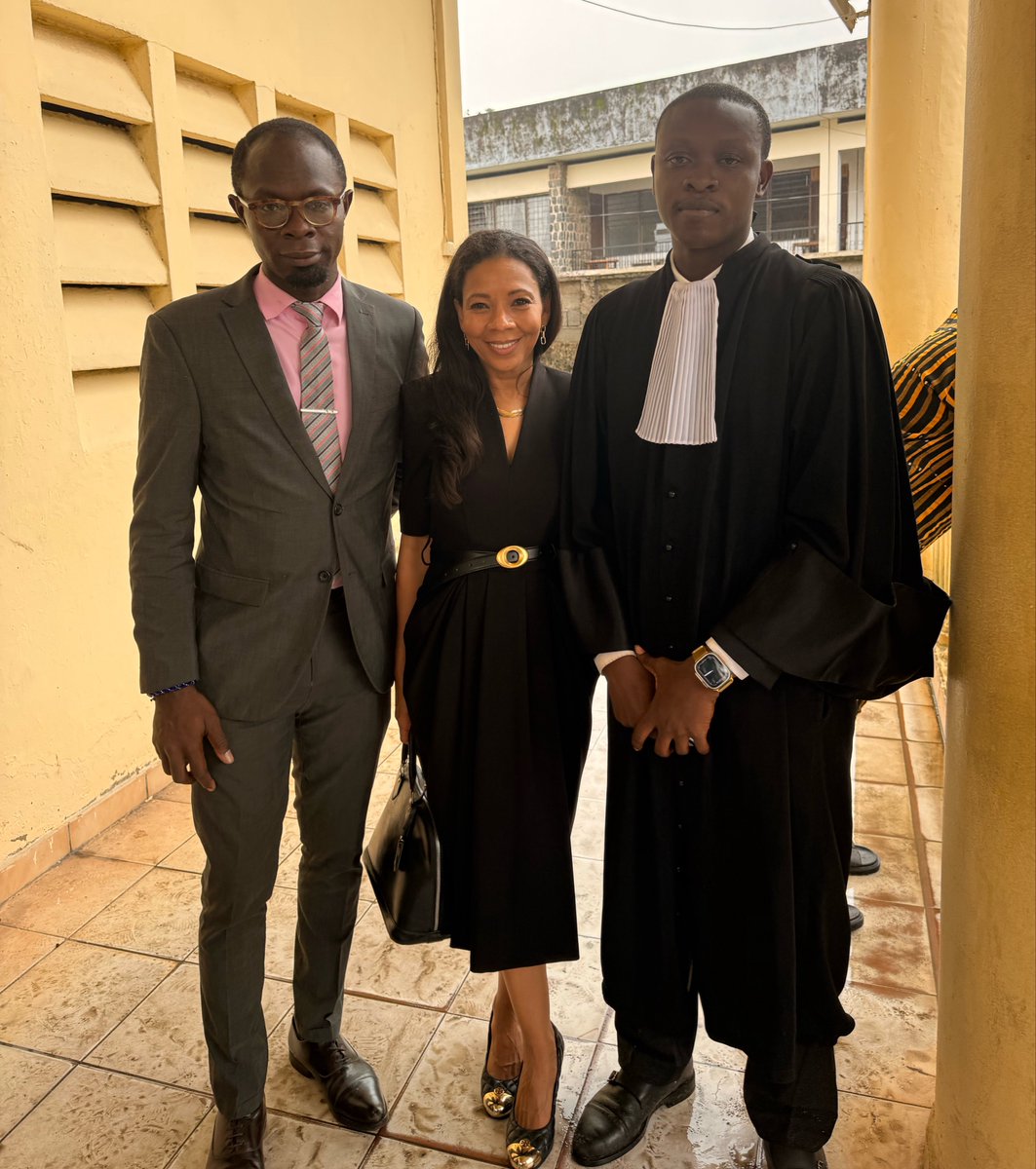 africatechie's tweet photo. J’étais au tribunal aujourd’hui en #FridayinBlack pour soutenir Jacques Bertrand Mang. Il garde le moral et le sourire. Ce qui le préoccupe, ce n’est pas son propre sort, mais les conditions dans lesquelles vivent les autres détenus.

Il est aussi très bien entouré par une petite armada d’avocats, que je félicite pour leur engagement à ses côtés.
#FreeJBMang