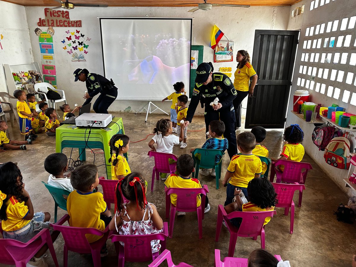 PoliciaDECOR's tweet photo. 🎬 Cine y alegría en #Ayapel 👦👧

En el CDI Los Pescadores, niños, docentes y personal educativo vivieron una jornada recreativa inolvidable. Entre risas y película, promovemos espacios de integración, respeto y amistad, con el acompañamiento de nuestra Policía Nacional.

✨ Seguimos construyendo entornos seguros y participativos para nuestra niñez.