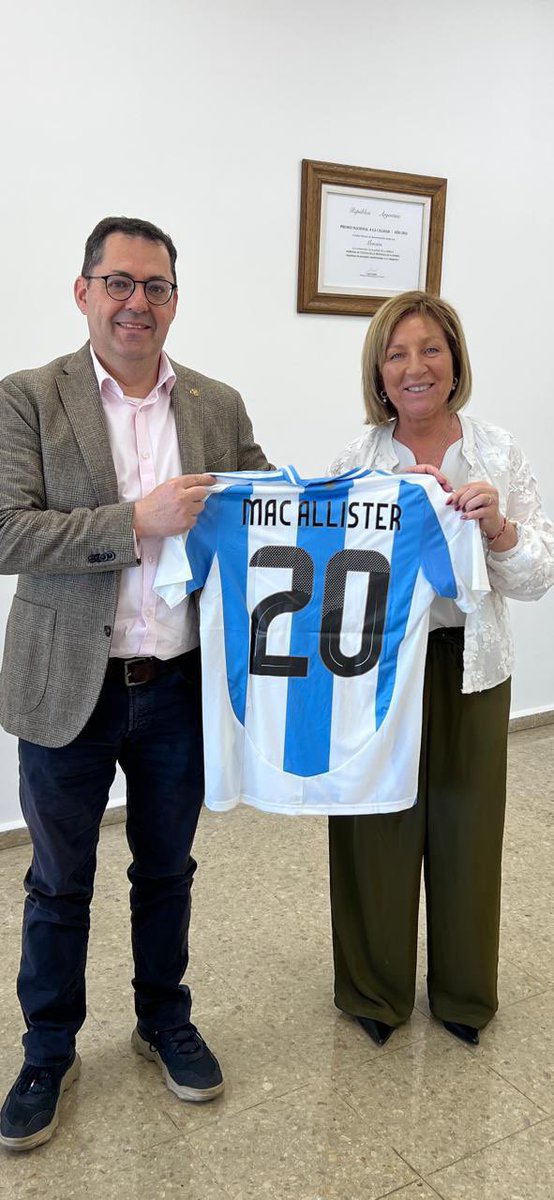 IrlEmbArgentina's tweet photo. Felicitaciones, selección, por haber llegado a la final del Mundial! Recordamos la visita de @IrlAmbArgentina a Santa Rosa, donde fue recibido cálidamente por la familia Mac Allister ☘️Gran orgullo ver raíces irlandesas en el equipo. ¡Mucha suerte el domingo, VAMOS ARGENTINA!🇦🇷 https://t.co/o9nHhpaoQz