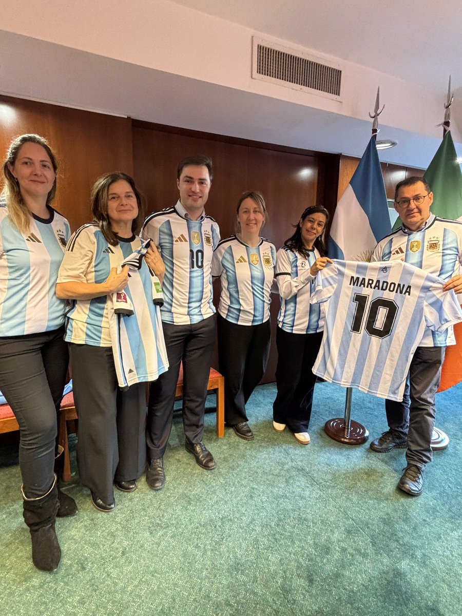 IrlEmbArgentina's tweet photo. Felicitaciones, selección, por haber llegado a la final del Mundial! Recordamos la visita de @IrlAmbArgentina a Santa Rosa, donde fue recibido cálidamente por la familia Mac Allister ☘️Gran orgullo ver raíces irlandesas en el equipo. ¡Mucha suerte el domingo, VAMOS ARGENTINA!🇦🇷 https://t.co/o9nHhpaoQz