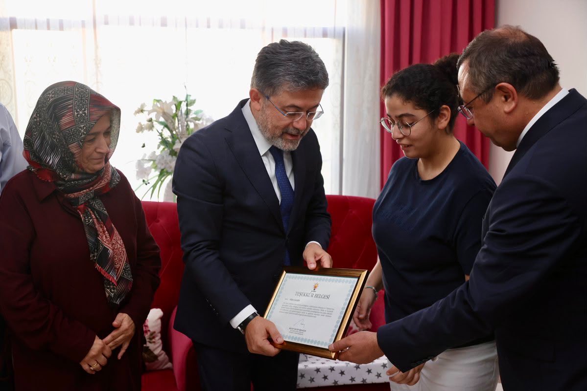 esn_ylmz44's tweet photo. Tarım ve Orman Bakanımız Sayın İbrahim Yumaklı,Milletvekillerimiz ve teşkilatımız ile birlikte kıymetli Şahin ailemizi hanelerinde ziyaret ettik.

Genel Başkanımız ve Cumhurbaşkanımız Sayın Recep Tayyip Erdoğan’ın imzasını taşıyan üyelik beratlarını takdim ederek, AK Parti ailemize göstermiş oldukları güven ve destek dolayısıyla teşekkürlerimizi ifade ettik.

Her yeni üyemizle daha da güçlenen teşkilatımız; birlik, beraberlik ve ortak dava bilinciyle Türkiye Yüzyılı hedeflerine kararlılıkla yürümeye devam ediyor. Gönlünü bu kutlu davaya açan tüm yol arkadaşlarımıza şükranlarımızı sunuyor, birlik ve beraberliğimizin daim olmasını diliyorum.