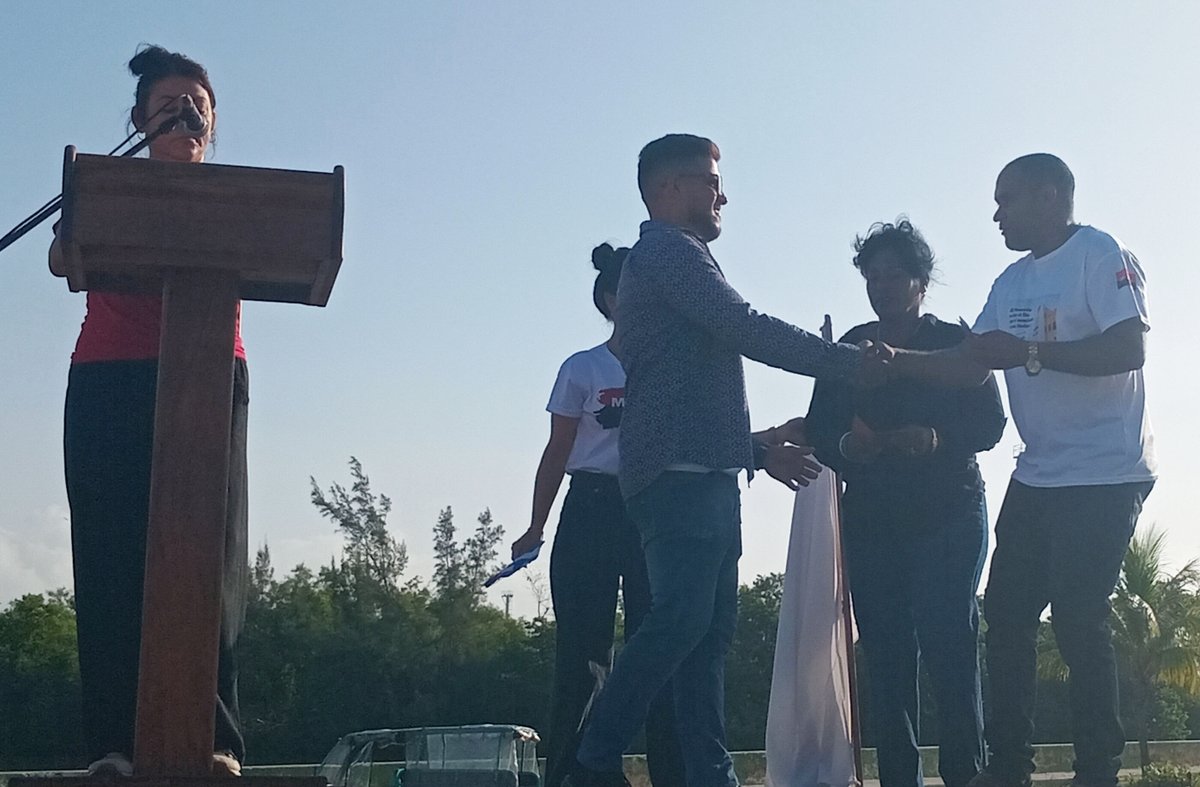 DiarioArtemisa's tweet photo. Como aquella mañana de la Santa Ana, Mariel amaneció en 26, reviviendo la Gesta del Moncada desde las inmediaciones del parque central, con la anuencia de trabajadores de los centros laborales que distinguen a la localidad portuaria. #MiMoncadaEsLaPatria #ArtemisaJuntosSomosMás https://t.co/CgtXKEZ3aS