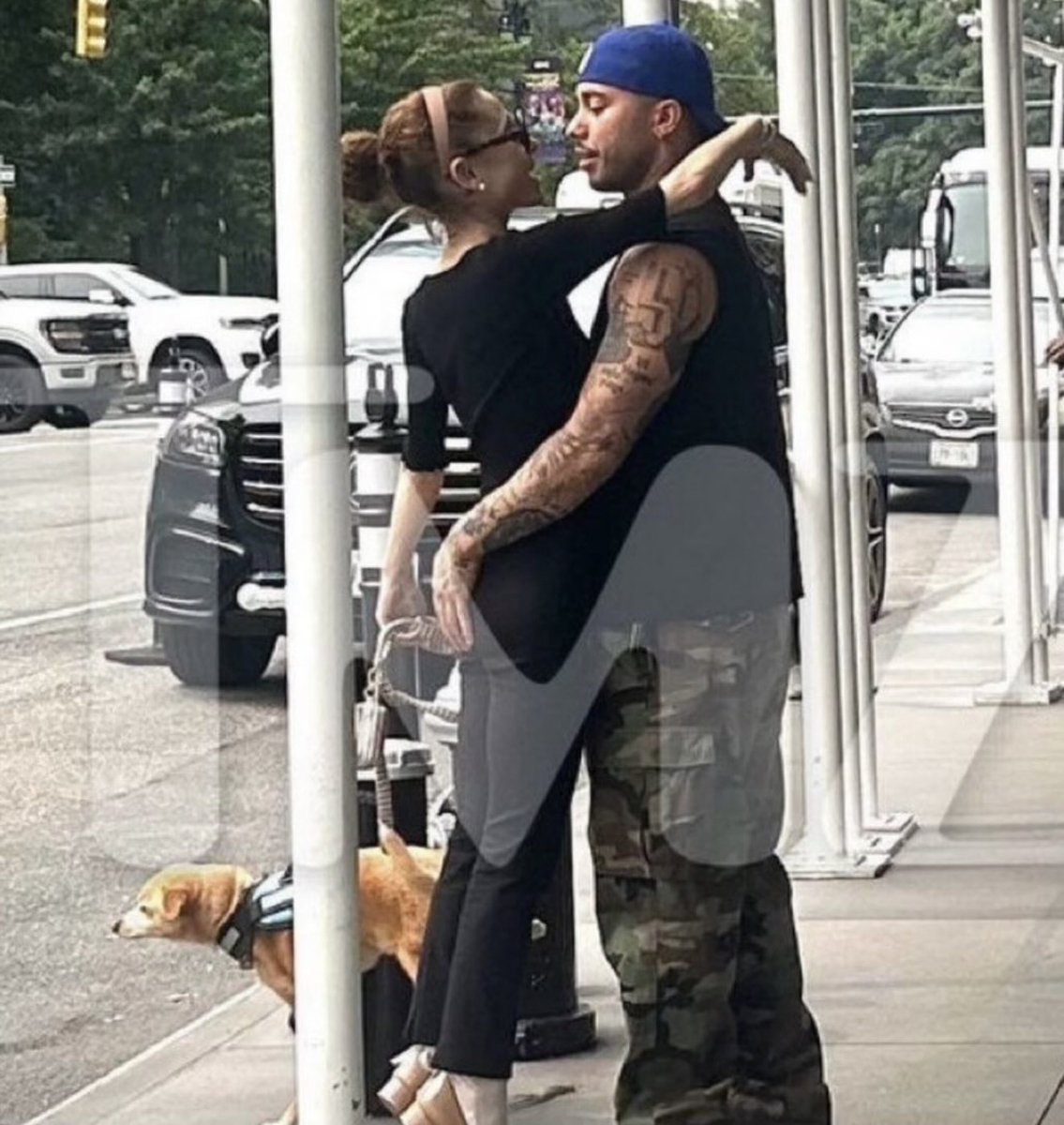 eternalsaith's tweet photo. the hand placement??? toulouse peeing??? a lot going on here 😭😭😭😭😭 https://t.co/8mdSAuTGdK