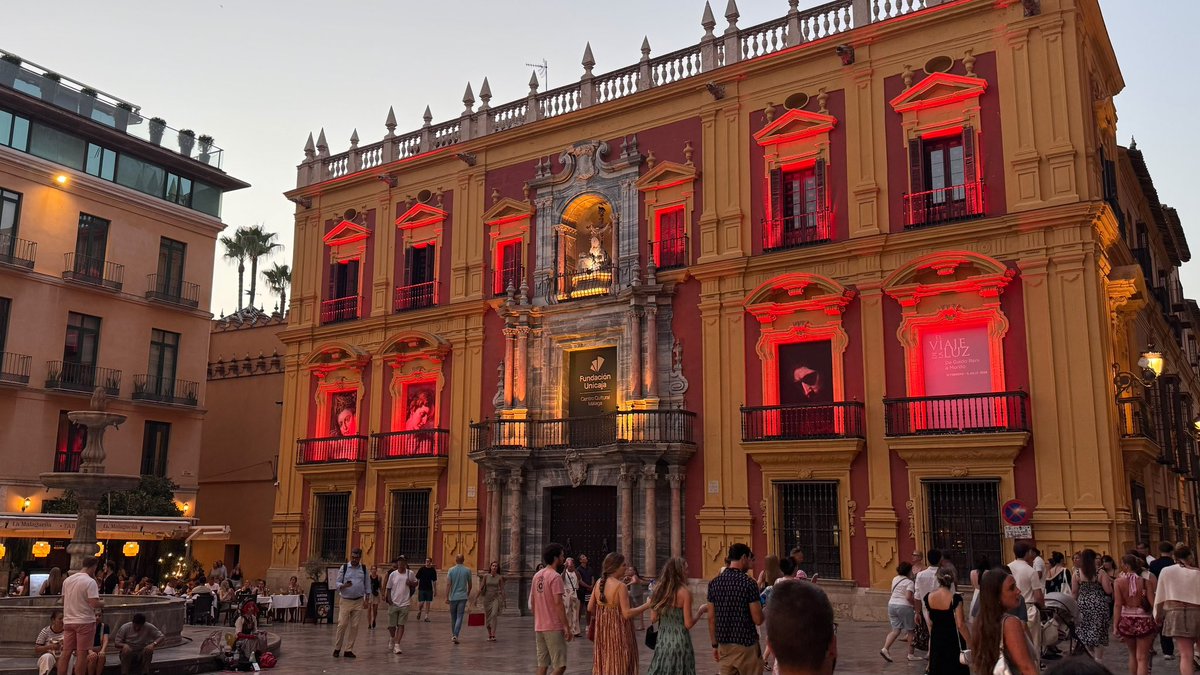 FundUnicaja's tweet photo. 🔴🟡🔴La fachada del Centro Fundación Unicaja de Málaga se ilumina con los colores de la bandera para apoyar a la @SEFutbol en la final de la @fifaworldcup_es.
⭐️¡A por la segunda estrella! https://t.co/yee5OeuB2l