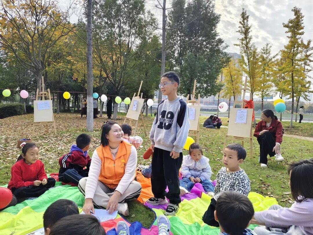 op0aoe's tweet photo. Hey parents! Try this 10-minute "nature scavenger hunt" with your little ones today—find 3 different leaves, 1 round stone, and a tiny bug. No fancy supplies needed, just giggles and warm outdoor vibes , https://t.co/cmKPMhKD4F