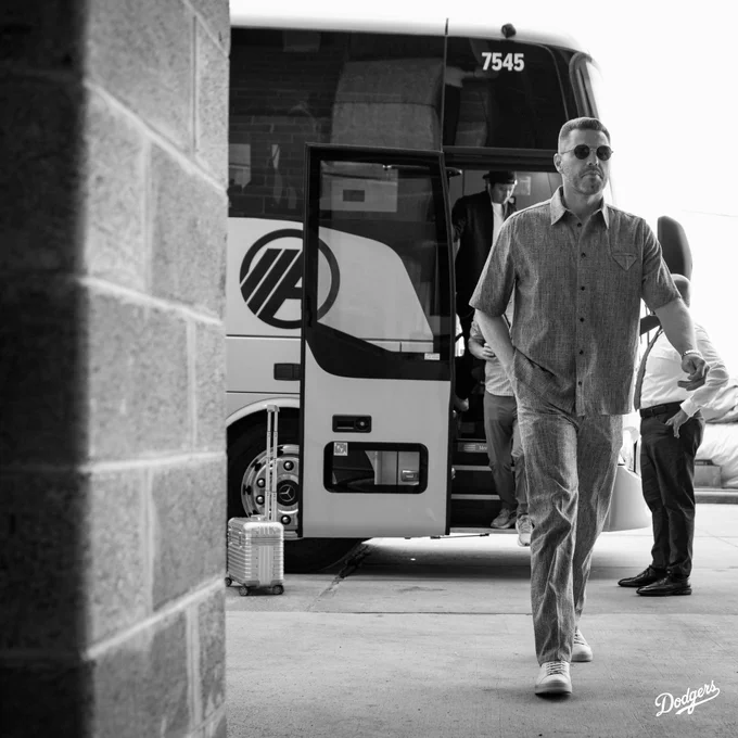 A photo of Freddie Freeman getting off the bus and arriving at the stadium.