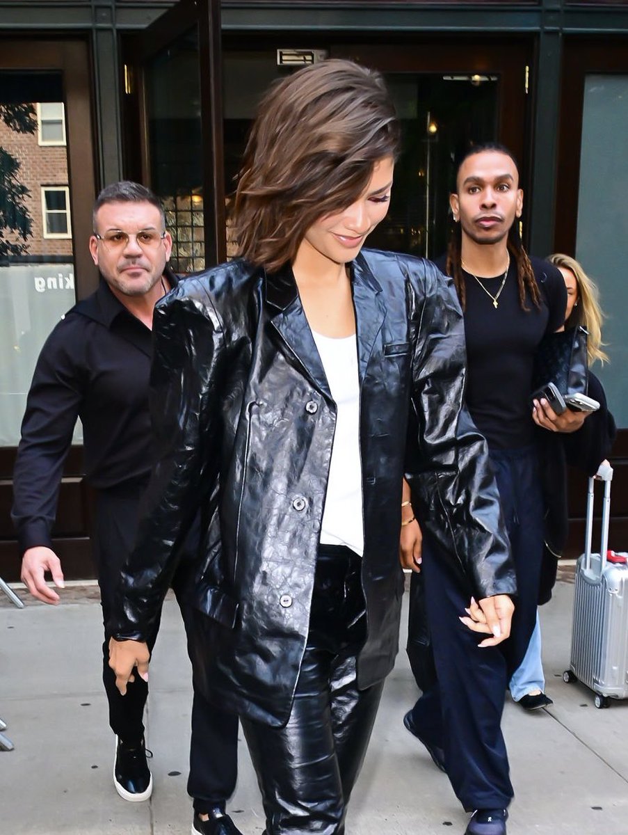archivedaya's tweet photo. zendaya photographed in new york city! https://t.co/3JAwqedngM