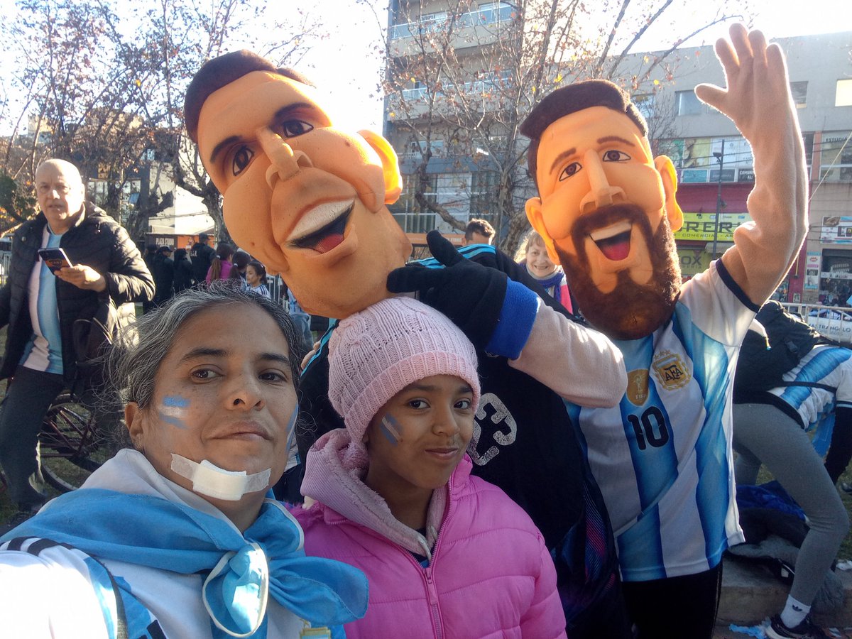CECIMorale3276's tweet photo. #estapasando  Hola caro y equipo vamos las scaloneta el domingo somos campeones!! Ganamos 3 a1  goles de el toro Martinez Messi y Julián Álvarez vamos argentina 🇦🇷 saludo a mis hijos mauro Matias y Kiara de San Miguel https://t.co/mkoOYqTMKh