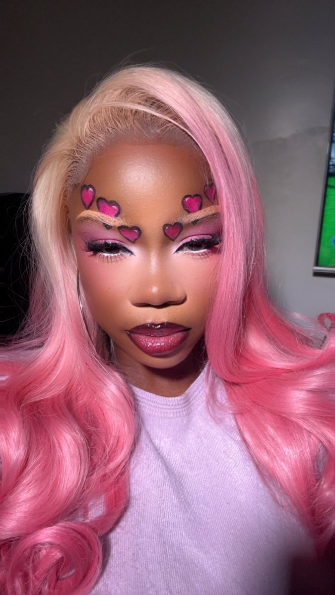 ezainab33's tweet photo. Tried a pink wig, loved it and yall gotta see it. https://t.co/a7Lvb9Vd7f