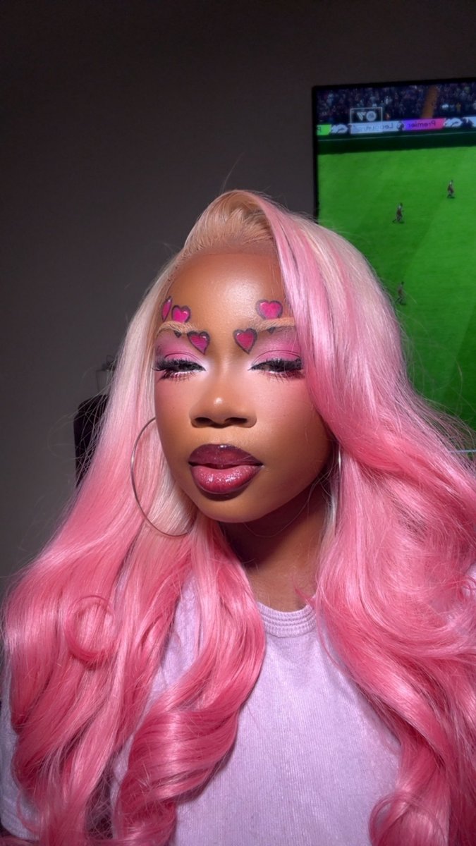 ezainab33's tweet photo. Tried a pink wig, loved it and yall gotta see it. https://t.co/a7Lvb9Vd7f