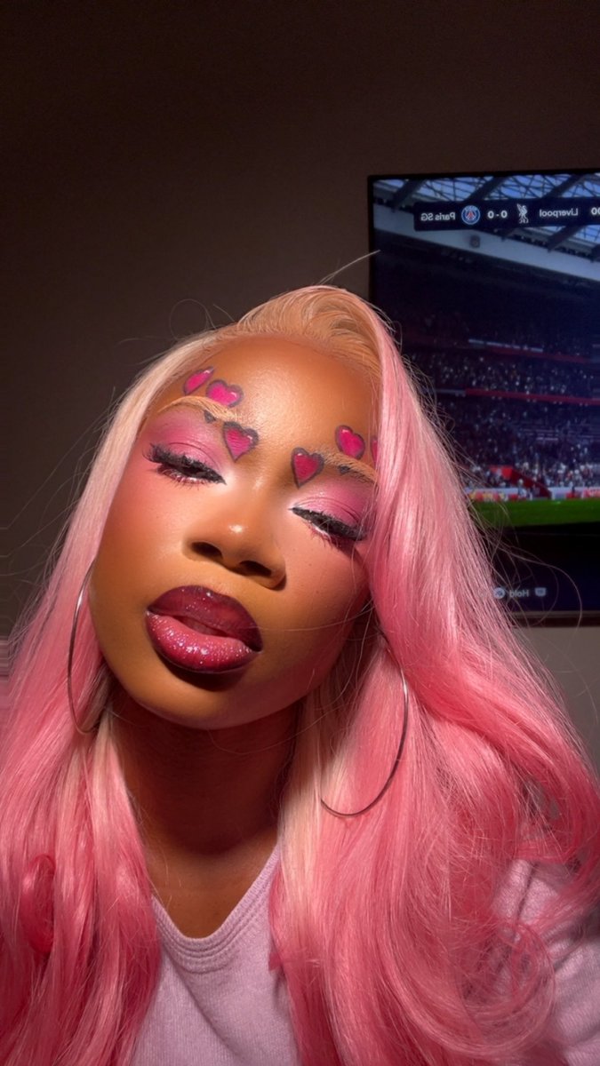 ezainab33's tweet photo. Tried a pink wig, loved it and yall gotta see it. https://t.co/a7Lvb9Vd7f