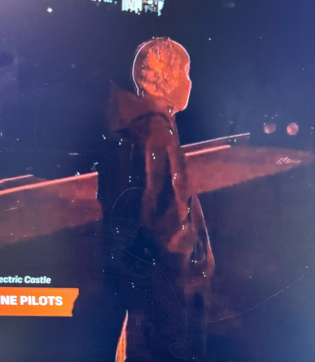 rebecorate's tweet photo. Awwwww it’s like he’s wearing the blurryface retweet https://t.co/FXN0QQxRGk