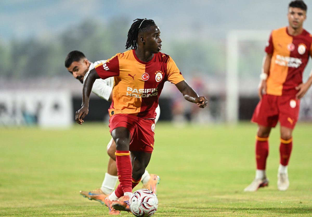 tribunGS's tweet photo. Okan Buruk: "Renato Nhaga hazır gelen oyunculardan biri. Kaptırsa bile yine kazanacağını görüyorsunuz o topu. Hazırlık dönemi onun için önemli olacak. En iyi süreyi vermemiz gerekiyor." https://t.co/dfPRqF4APP