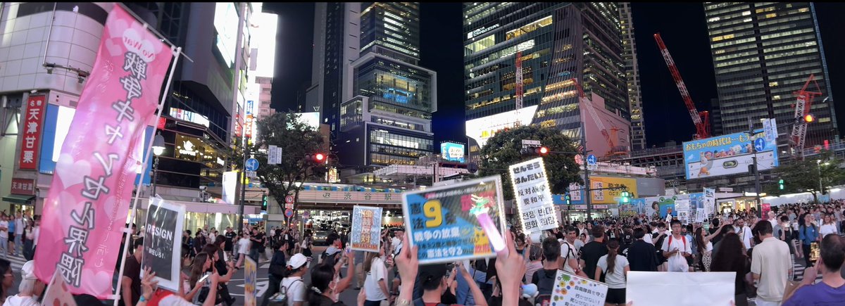 nora_zakura's tweet photo. 明日の渋谷スクランブルデモで、
#交差点デモ写真部
というのをやります。
参加者の皆さんが撮った写真を各種SNSに投稿、拡散させましょう！
世界に発信するために、↑ハッシュタグをどなたか良い英訳にできませんか？ https://t.co/eDhalNx0z2